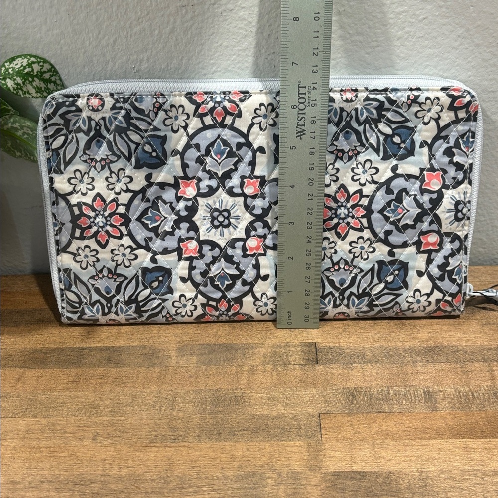 Vera Bradley “Personal Travel Organizer” in Lisbon Medallion ~ NWT’s - Picture 9 of 9